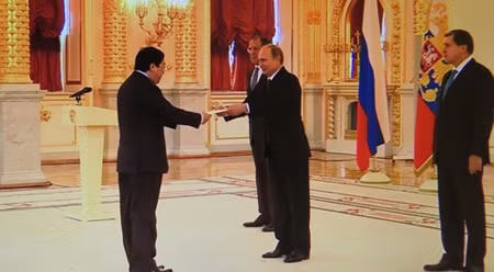 阮青山大使向俄罗斯总统普京递交的国书。（图片来源：VOV）