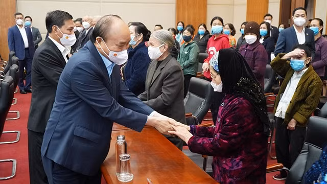 国家主席阮春福向与会代表表示亲切问候。（图片来源：劳动报）