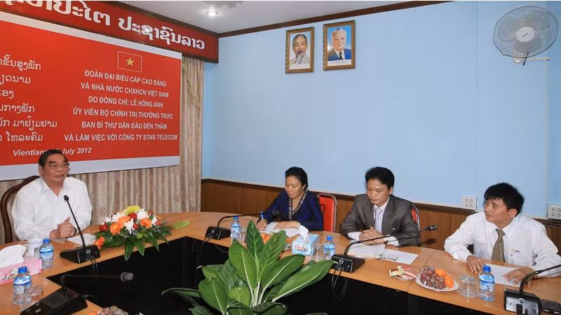 黎鸿英同志探访了Untel 通信公司。 (Photo: 图：越通社)