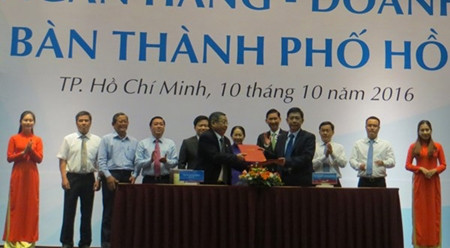 越南工商银行代表同胡志明各家企业代表签署贷款合同。（图片来源：前锋报）