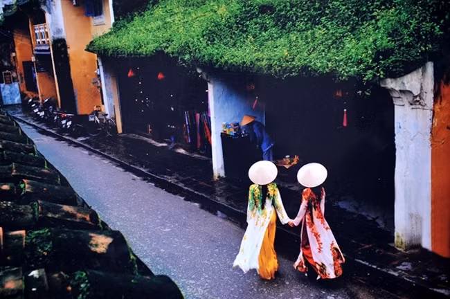 荣获三等奖的阮魁作者《春天逛街》。陈海 摄