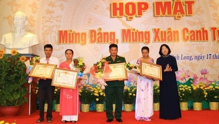 邓氏玉盛副主席授予“英雄母亲”称号。（图片来源：永隆报网）