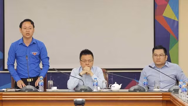 越南中央直属机关团委书记陈友发表讲话。（图片来源：民智报）