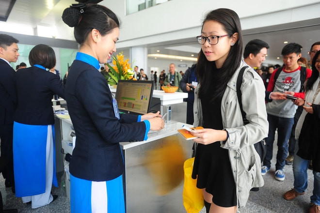 乘客在内排国际机场T2航站楼办理登机手续。（图片来源：越南快讯）