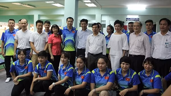阮玉善部长与运动员合影。