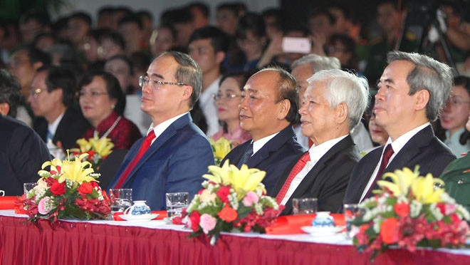 各位领导出席活动。（图片来源：越通社）