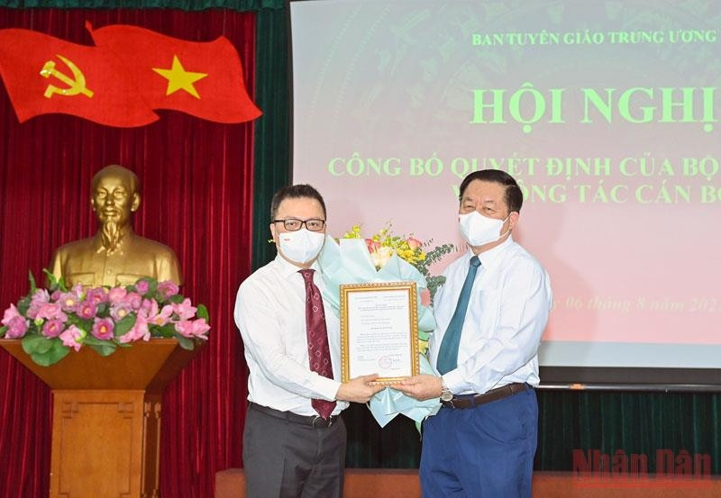 阮重义同志向黎国明同志颁发任命书。（维灵 摄）