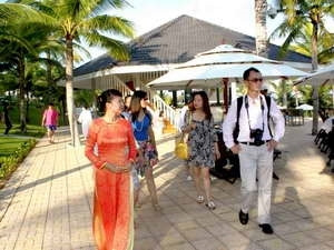 附图：国际考察团评估潘切市旅游潜力。