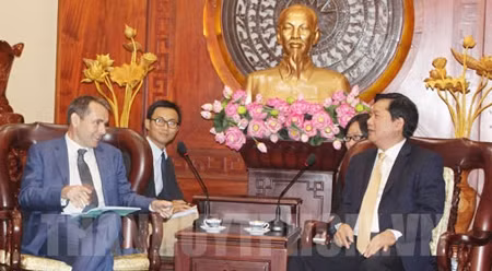 胡志明市委书记丁罗升会见法国驻越南大使让-诺埃尔•普瓦里埃。