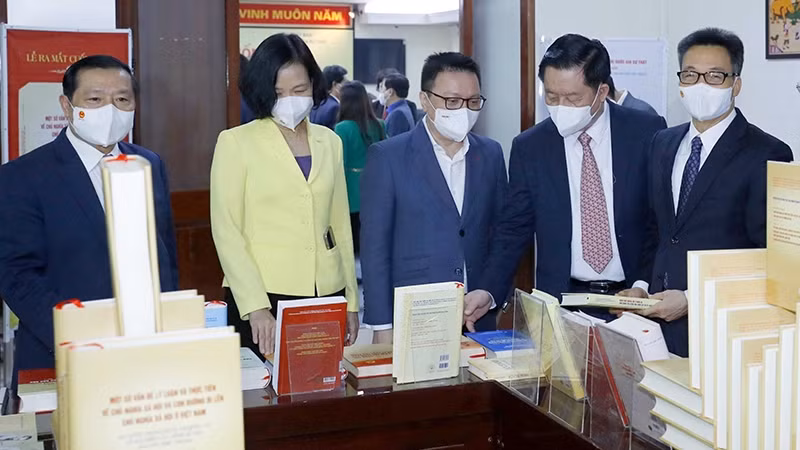 各位代表出席《社会主义和越南走向社会主义道路的理论与实践若干问题—有关阮富仲总书记的文章的国内和国际舆论》一书问世仪式。