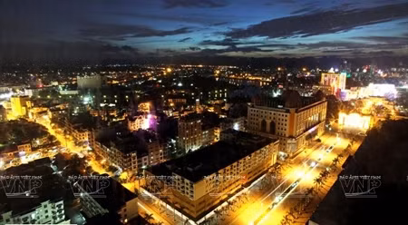 入夜，芒街市贸易中心光彩夺目。（图片来源：越南画报）