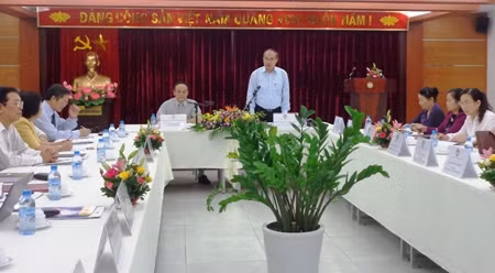 阮善仁同志同越南律师协会举行工作会议。（图片来源：VOV）