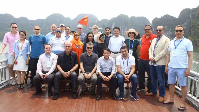 各位代表走访下龙湾。（图片来源：人民报网）