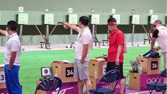 越南选手黄春荣（中）。