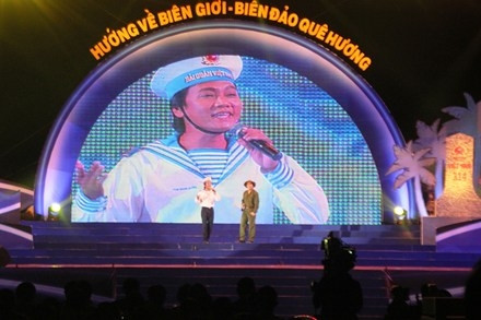 “面向家乡海洋岛屿”文艺交流晚会在坚江省举行。 (Photo: 图片来源：劳动报网)