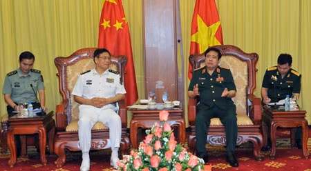 冯光青部长与孙建国副总参谋长。（图片来源：年轻人报）