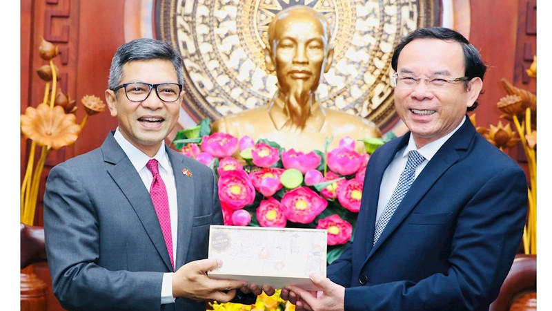 胡志明市市委书记阮文年和印度尼西亚驻越南大使丹尼·阿卜迪。
