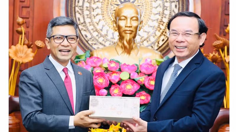 胡志明市市委书记阮文年和印度尼西亚驻越南大使丹尼·阿卜迪。