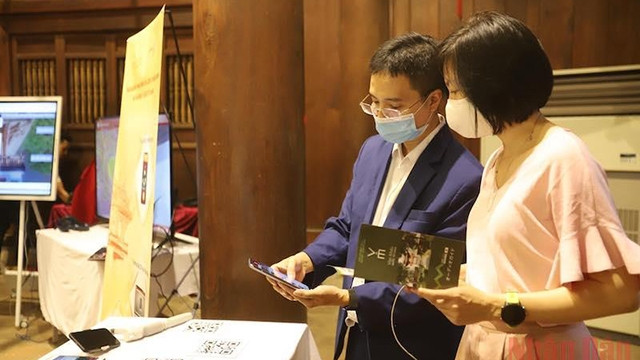 与会代表通过二维码了解信息。