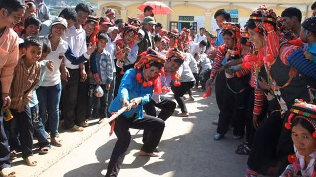 莱州省哈尼族参加迎新春拔河比赛活动。