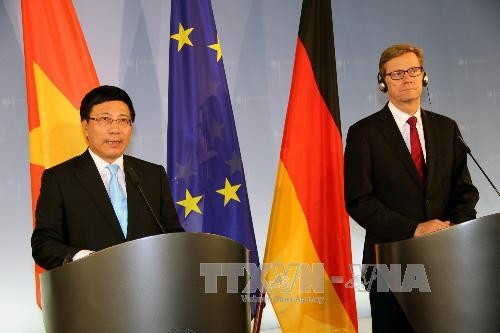 两位部长会谈后出席记者招待会。 (Photo: 图片来源：越通社)