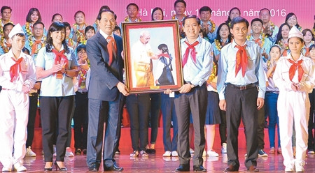 陈大光主席出席胡志明少年先锋队建队75周年纪念仪式。（图片来源：人民报网）