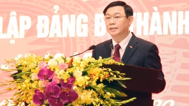 河内市市委书记王廷惠在见面会上发言。（图片来源：越通社）