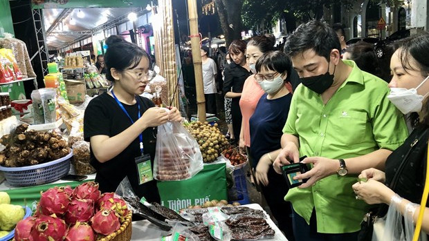 2022年河内和各省市农产品、“一乡一品”产品推广周吸引许多观众。