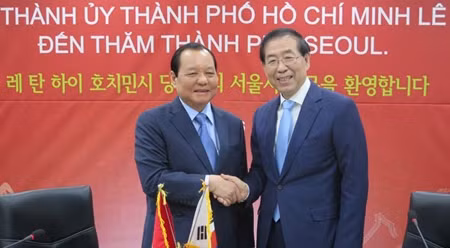 黎青海同志和朴元淳市长。（图片来源：西贡报网）