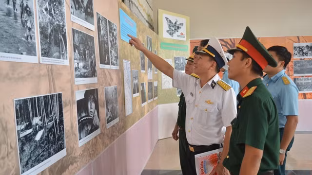 干部战士们参观展览。