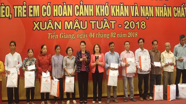 越南国会主席阮氏金银2月4日率团来到前江省，给向省领导及人民群众拜年。