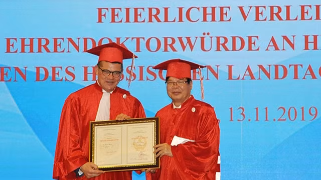 向德国黑森州议会议长授予名誉博士学位。