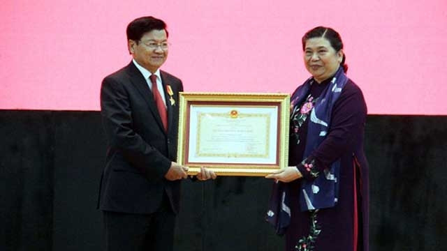 丛氏放同志向老挝政府总理通伦·西苏里授予金星勋章。