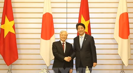 越共中央总书记阮富仲同日本首相安倍晋三在会谈前握手。（图片来源：越通社）