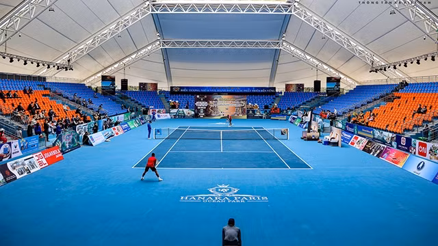 Hanaka网球中心里面。