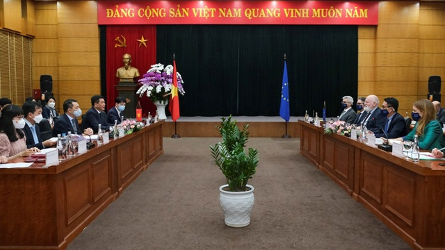 阮鸿延部长会见欧洲委员会执行副主席弗兰斯•蒂默曼斯。