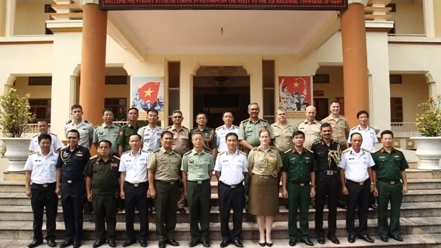各国驻越武官代表团同海军一区司令部领导合影。