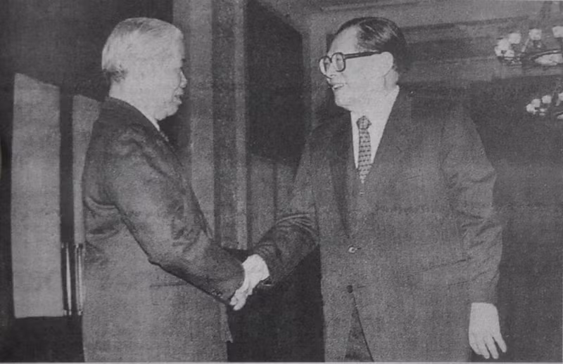 中国共产党中央委员会总书记、中华人民共和国主席江泽民在北京热烈欢迎越南共产党中央委员会总书记杜梅。 (Photo: 图片来源：越南《人民报》1995年)