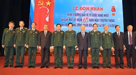 阮富仲总书记与与会代表合影。（图片来源：越通社）