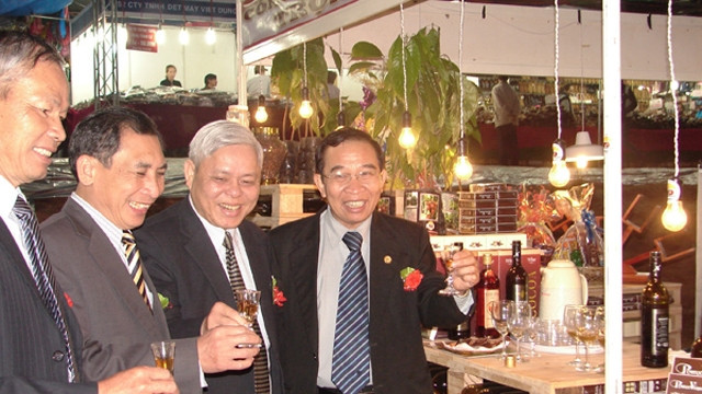 林同省领导参观参展展位。（图片来源：林同省报网）