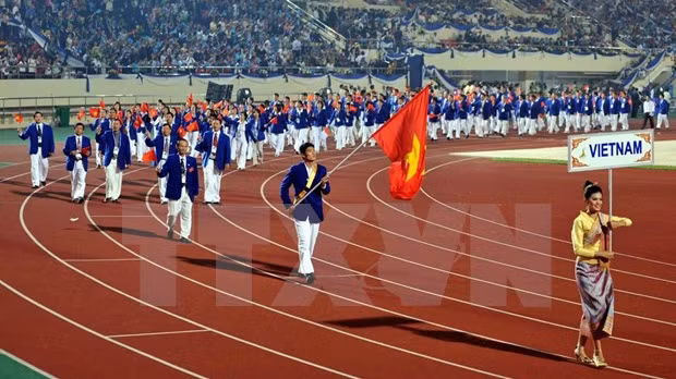 越南体育代表团在2009年第25届东南亚运动会开幕式上游行。（图片来源：越通社）
