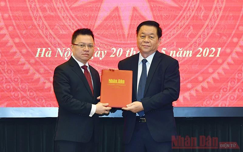 阮重义同志向黎国明同志颁发任命书。