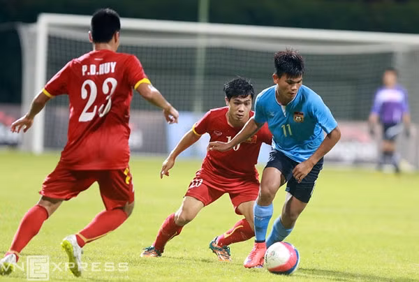 双方队员在比赛中拼抢。（图片来源：越南快讯报网）