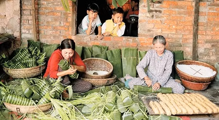 越南粽子的原料包括糯米、猪肉和绿豆，以尖苞柊叶包裹。