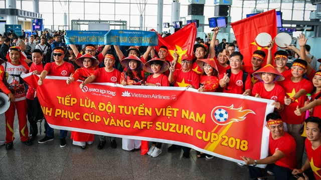 越南球迷们登机前合影。