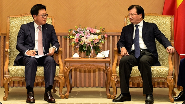 政府副总理郑廷勇会见乐天资产开发公司总经理李光永。（图片来源：VGP）