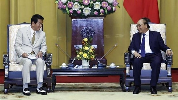 阮春福主席会见杉良太郎先生。（图片来源：越通社）