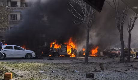 叙利亚哈马当天发生汽车炸弹袭击，造成至少３０人死亡，数十人受伤。