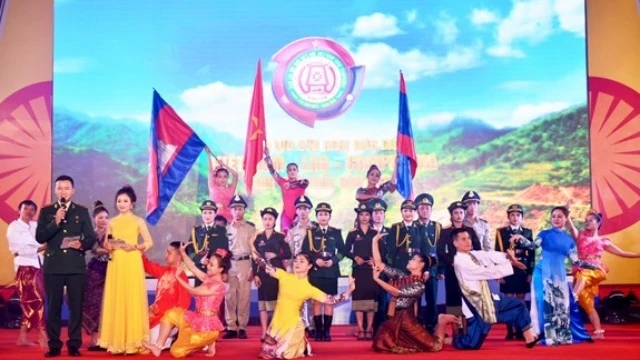 交流会上表演的艺术节目。（图片来源：人民军队报）