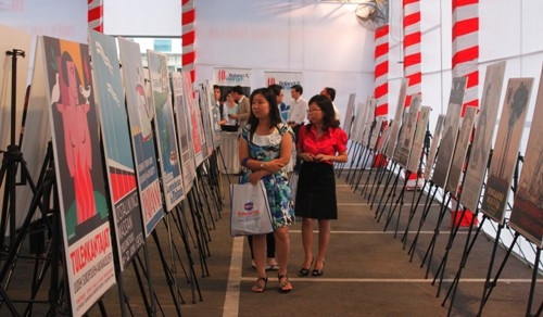 游客观看展览会。 (Photo: 图片来源： 平阳省报网)